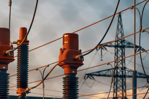 Cena elektřiny klesá o 599 Kč, aktivní zákazníci mohou ušetřit až trojnásobek