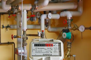 Jaká je spotřeba plynu v ČR, kolik máme v zásobnících a jak se vyvíjí cena na burze?