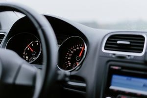 Dva řidiči, téměř stejné auto, ale tisícové rozdíly v pojištění? Roli hrají i další faktory